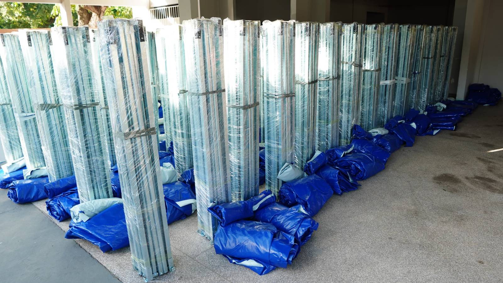 Feirantes de Cuiabá celebram a entrega de barracas padronizadas