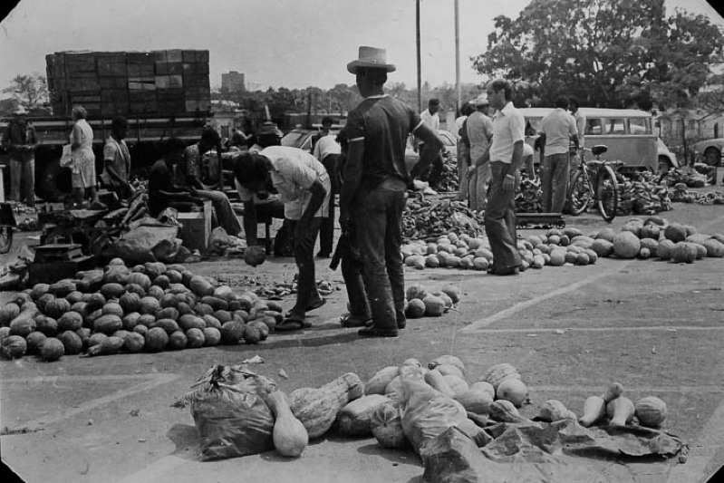 Feira livre na Avenida Ponce, Cuiabá — o comércio nas ruas