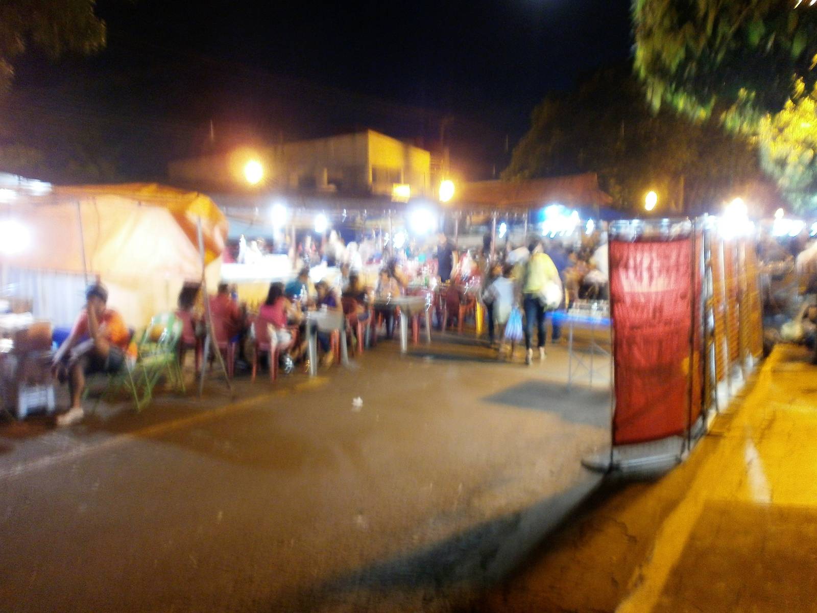 Feira noturna nas ruas de Cuiabá